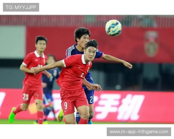 魏震在防守对抗中精准卡位，截获对手传向禁区的皮球